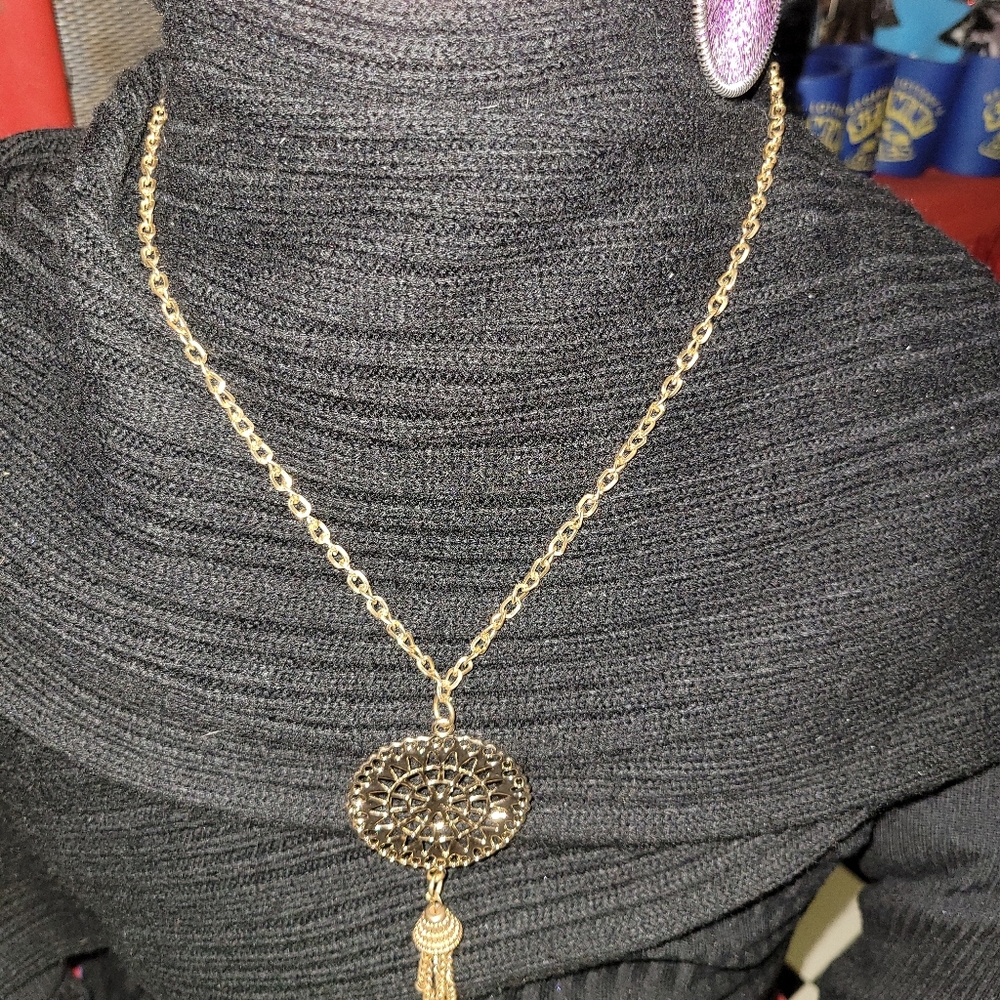 Fashionable necklace gold tone